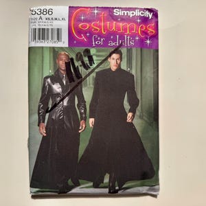 Może przedstawiać: Wzór kostiumu Simplicity przedstawiający dwie osoby w długich czarnych płaszczach. Wzór zawiera rozmiary XS, S, M, L i XL. Tekst "Costumes for adults" jest wyświetlany na różowo-fioletowym banerze.