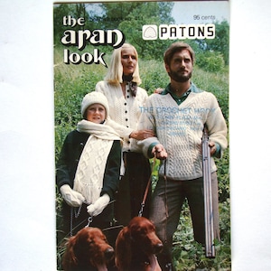 Könnte beinhalten: Ein Magazincover mit einer Familie, die Aran-Strickpullover trägt. Das Cover ist mit "The Aran Look" betitelt und zeigt das Logo der Marke Patons. Das Magazin kostet 95 Cent.