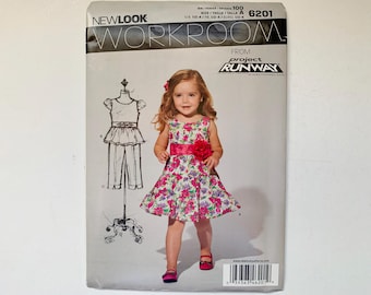 Patrón sin cortar New Look 6201 para niña pequeña, talla A - 1/2 a 4 años, vestido sin mangas con volantes, top peplum y pantalones capri, de la línea Workroom de Project Runway.