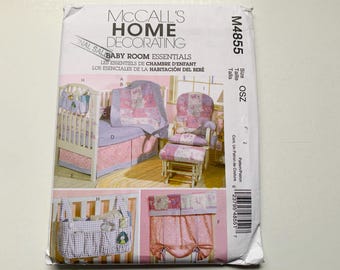 Patrón de decoración para el hogar McCalls 4855 para ropa de cama infantil, sin cortar, elementos esenciales para la habitación del bebé, edredón para cuna, funda de colchón, cojines para mecedora con volantes antipolvo M4855