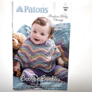 Könnte beinhalten: Ein Patons Beehive Bundles Anleitungsheft mit einem Baby, das einen gehäkelten Chevron-Poncho und passende Beinstulpen in Pastelltönen von Blau, Grün und Pfirsich trägt. Das Cover enthält den Text Patons, Beehive Baby Chunky, Beehive Baby Sport und Beehive Bundles.