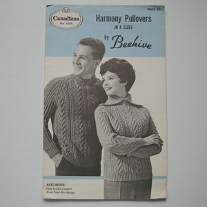 Może przedstawiać: Winietkowy zeszyt z wzorami na dzianie przedstawiający dwie osoby w swetrach z warkoczami. Okładka jest niebiesko-biała z tytułem "Harmony Pullovers" i tekstem "Canadtana No. 1029" oraz "by Beehive".