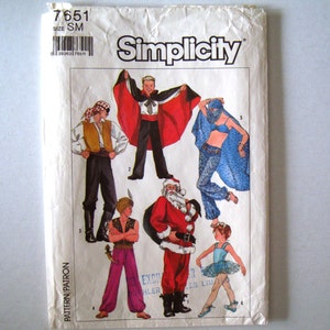 Könnte beinhalten: Simplicity Schnittmuster Nummer 7651, Größe SM. Das Schnittmuster enthält fünf verschiedene Kostüme: einen Piraten, einen Weihnachtsmann, eine Ballerina, einen Dschinn und einen Vampir. Das Schnittmuster ist auf weißem Papier mit einem rot-weißen Simplicity-Logo gedruckt.