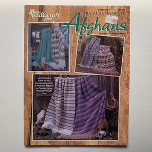 Peut inclure: Modèle de crochet pour un afghan Tranquil Moments, conçu par Roberta Moore. Le modèle présente un design rayé coloré et est réalisé avec un fil de poids moyen.