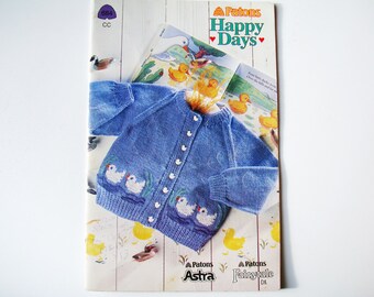 HAPPY DAYS Modello per maglia per neonati Patons Beehive 684 Anatra Fiore Aquilone Pesce Lago Mare Mele Cardigan Pullover Maglione Maglione con bottoni