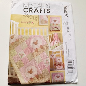 Può includere: Un cartamodello per una trapunta per neonati e accessori per la culla. Il modello presenta un design di agnello con colori rosa, bianco e marrone. Il cartamodello è di McCall's Crafts e si chiama "Sweet Chic".