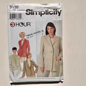 Könnte beinhalten: Ein Simplicity-Schnittmusterpaket mit einer Frau in einem beigen Blazer. Das Paket enthält Bilder verschiedener Blazer-Stile und den Text "3 HOUR" und "Simplicity". Die Schnittmustergrößen sind RR 14,16,18,20.