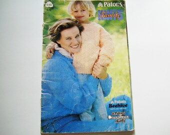 FAMIGLIA Libretto di MODELLI per maglieria Patons Beehive 648 Uomo Donna Bambini Modelli Maglioni Cardigan Pullover Maglioni Cappelli Cavi Bottoni Frontali