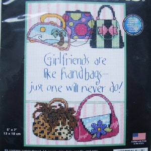 Peut inclure: Modèle de point de croix représentant un assortiment coloré de sacs à main avec le texte "Girlfriends are like handbags - just one will never do!" Le motif mesure 5 pouces sur 7 pouces ou 13 centimètres sur 18 centimètres.