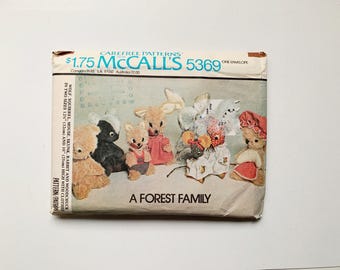 Patrón de costura McCalls 5369 A FOREST FAMILY Animales de peluche de dos tamaños: lobo, ardilla, ratón, zorrillo, conejo, marmota