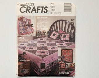 Paquete de colcha de patchwork Patrón McCalls Crafts 5780 Edredón SIN CORTAR (cuna tamaño queen) Almohada con volantes para colgar en la pared Ropa de cama 737 Vintage Classic