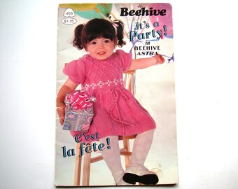 Modelli di maglia per bambini di Beehive Numero 455 taglie dalla 2 alla 8 Modello di maglia Abito Gilet Maglione Maglione Pullover Cardigan Stile Aran Elefanti