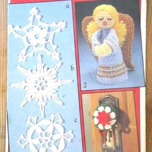 Pode incluir: Um livreto de padrões de crochê vintage da Patons com três desenhos de flocos de neve e um enfeite de anjo de crochê. O livreto é intitulado "Christmas Crochet" e tem o número 1013 e o preço de $ 1.00 impresso na capa.