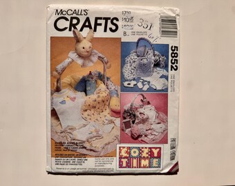 McCalls Crafts 5852 COZY TIME Set bavaglino, cappellino e copertina per neonato, regalo per baby shower, modello non tagliato