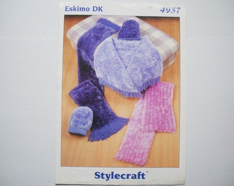 Patrones de tejido Stylecraft 4957 Gorro acanalado fácil Envoltura Bufanda Puntada media Gorro Bufanda Toques Gorros Bufandas Sombreros Chal Flecos Con flecos