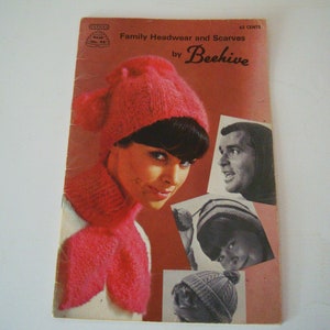 Peut inclure: Couverture de magazine vintage avec une femme portant un ensemble bonnet et écharpe en tricot rose. La couverture comprend également des images d'autres couvre-chefs et le texte "Family Headwear and Scarves by Beehive". Le prix est de 65 cents.