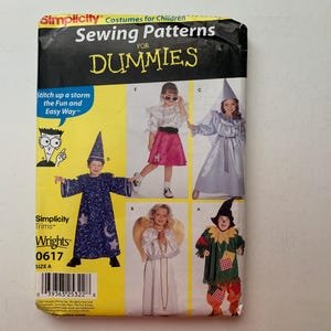 Puede incluir: Un folleto de patrones de costura para disfraces de niños. La portada presenta un personaje de dibujos animados y el texto "Sewing Patterns for Dummies". El patrón incluye cinco disfraces diferentes: un mago, un hada, un ángel, un espantapájaros y una bruja.