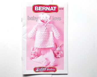 Libro de patrones de punto y crochet Baby Love 530109 de Bernat patterns Sudadera con capucha para bebés Leggings Cárdigan Gorro Patucos Conjunto de cochecito Abrigo Casco Monos