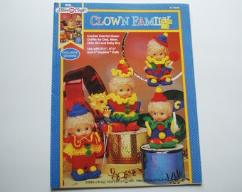 FAMIGLIA DI CLOWN Modello all'uncinetto Fibre Craft FCM 406 Abiti da clown colorati per papà mamma Bambina Bambino Bambole Impkins Tuta Scarpe Cappello