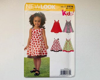New Look Kids! Patrón sin cortar 6974 para niña pequeña, talla A - 1/2 a 4, vestido de verano sin mangas con variaciones de mangas y adornos, y forro.