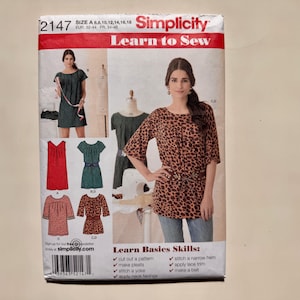 Könnte beinhalten: Ein Simplicity Learn to Sew Schnittmuster, Größe A, mit einer Frau in einem Oberteil mit Leopardenmuster und Jeans. Das Muster enthält Anweisungen für verschiedene Oberteile und Kleider. Die Maße des Musters sind EUR 32-44, FR 34-46.