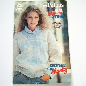 Könnte beinhalten: Ein Vintage-Strickmusterbuch mit einem blauen und weißen Schneeflockenmuster auf dem Umschlag. Das Buch trägt den Titel "The Chunky Story" und zeigt eine Frau, die einen blau-weißen Strickpullover trägt.