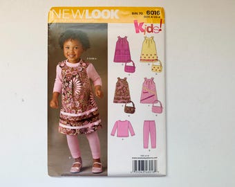 New Look Kids! Patrón sin cortar 6016 para niños pequeños, talla A - 1/2 a 4: jersey/vestido sin mangas, top de manga larga, pantalones y bolso/bolso.