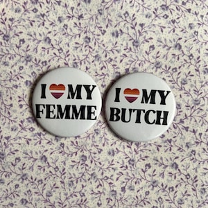 I Love My Femme/Butch レズビアン プライド ボタン ピン - 1.5 インチ