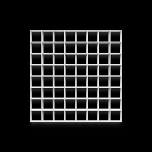 Op de afbeelding: Witte grid-rek met 49 vierkante vakken. Het rek is gemaakt van metaal en heeft een eenvoudig, modern ontwerp.