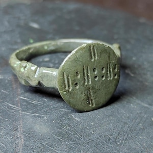 Anillo de sello de bronce antiguo, anillo medieval grabado, forjado a mano, estilo cosaco, joyería rústica histórica, regalo de coleccionista, pieza rara