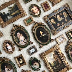 Op de afbeelding: Een verzameling sierlijke fotolijsten in antieke stijl. De lijsten zijn voornamelijk goud en groen, met gedetailleerde versieringen. De ingelijste afbeeldingen tonen portretten, landschappen en stillevens, wat een vintage uitstraling creëert.