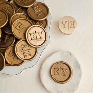 50 Stück personalisierte Wachssiegel selbstklebend kundenspezifisches Design Hochzeitsgeschenk Partyzubehör Babyparty-Markenlogo Initialen individuelles Geschenk