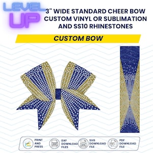 Könnte beinhalten: Eine 7,6 cm breite Cheerleader-Schleife mit individuellem Design, mit Vinyl oder Sublimation und SS10-Strasssteinen. Die Schleife ist blau und goldfarben mit einem Strassmuster. Der Text auf dem Bild lautet "CUSTOM BOW".
