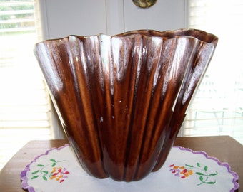 Vase, McCoy  or Hall,  Beautiful  Pottery Canonsburg Design