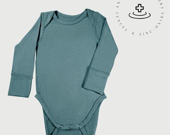 Body de bebé de manga larga: tejido Tencel con óxido de zinc para pieles sensibles.