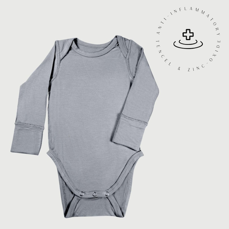 Body a maniche lunghe per neonati: tessuto Tencel con ossido di zinco, delicata protezione della pelle. immagine 1