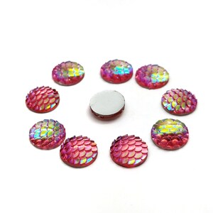 Cabujón redondo de resina con parte trasera plana de resina rosa neón de 12 mm para la fabricación de joyas. Adorno de escamas de dragón inspirado en la fantasía. 10 o 20 piezas