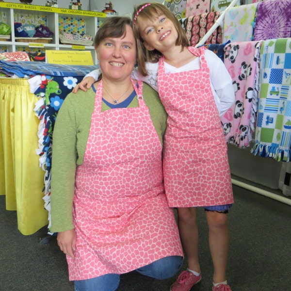 Womens Aprons - Mommy and Me Aprons - Pink Giraffe