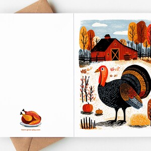 K&ouml;nnte beinhalten: Thanksgiving-Gru&szlig;karte mit einer farbenfrohen Illustration einer Truthahn, K&uuml;rbissen und einer roten Scheune in einer Herbstlandschaft. Die Karte ist ge&ouml;ffnet, mit einem gebratenen Truthahn links und der Website learn-grow-play.com.