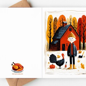 K&ouml;nnte beinhalten: Gru&szlig;karte mit Herbsternte-Motiv. Die Illustration zeigt eine rote Scheune, eine Person mit Winterm&uuml;tze, einen Truthahn und K&uuml;rbisse. Die Karte ist offen, mit einem gebratenen Truthahn auf der linken Seite. Der Text "learn-grow-play.com" ist sichtbar.