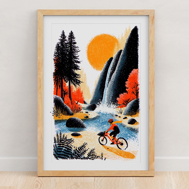 Pu&ograve; includere: Una stampa artistica incorniciata con un'illustrazione paesaggistica stilizzata che mostra un ciclista con una maglia arancione lungo un fiume blu. La scena include alti pini scuri, un grande sole arancione, una cascata e fogliame arancione.