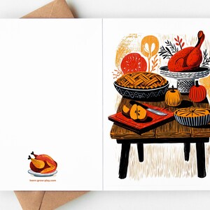 K&ouml;nnte beinhalten: Gru&szlig;karte zum Thema Thanksgiving mit einer Tischszene mit gebratenem Truthahn, Kuchen und K&uuml;rbissen. Die Illustration verwendet warme Orange-, Rot- und Braunt&ouml;ne im rustikalen, handgezeichneten Stil. Die Karte ist offen, mit einer leeren linken Seite.