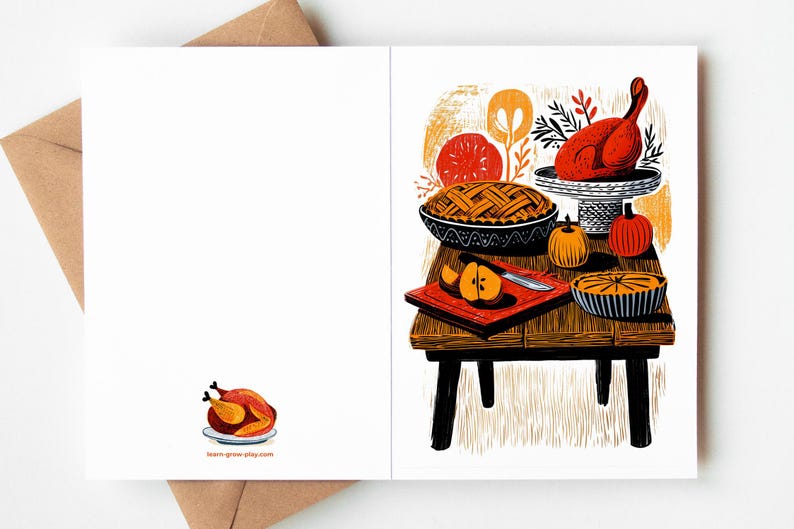 K&ouml;nnte beinhalten: Gru&szlig;karte zum Thema Thanksgiving mit einer Tischszene mit gebratenem Truthahn, Kuchen und K&uuml;rbissen. Die Illustration verwendet warme Orange-, Rot- und Braunt&ouml;ne im rustikalen, handgezeichneten Stil. Die Karte ist offen, mit einer leeren linken Seite.