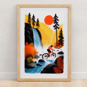 Pu&ograve; includere: Una stampa artistica incorniciata con un'illustrazione stilizzata di un ciclista su una mountain bike rossa che attraversa un ruscello blu. La scena include un'alta cascata, pini scuri, fogliame arancione e un grande sole rosso nel cielo.