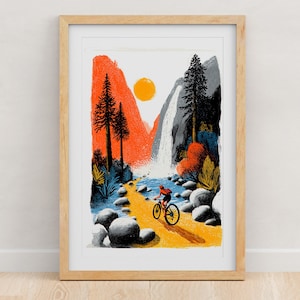 Pu&ograve; includere: Una stampa d'arte incorniciata con un'illustrazione stilizzata di un ciclista su un sentiero giallo attraverso un paesaggio con montagne arancioni, una cascata, pini verde scuro e grandi massi grigi sotto un sole giallo brillante.