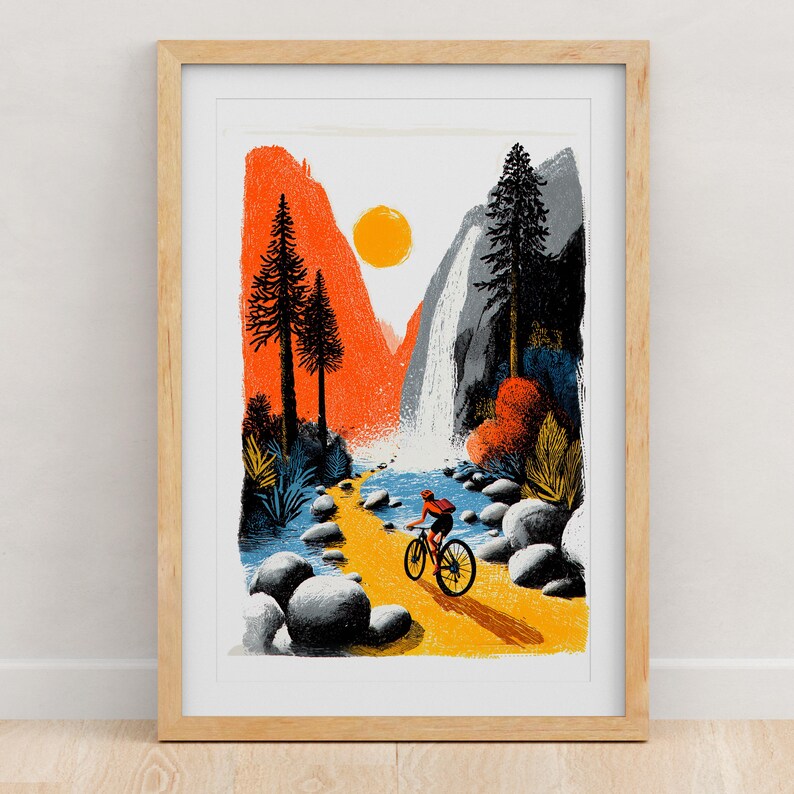 Pu&ograve; includere: Una stampa d'arte incorniciata con un'illustrazione stilizzata di un ciclista su un sentiero giallo attraverso un paesaggio con montagne arancioni, una cascata, pini verde scuro e grandi massi grigi sotto un sole giallo brillante.