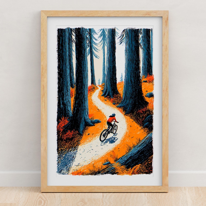 Pu&ograve; includere: Una stampa artistica incorniciata che mostra l'illustrazione stilizzata di un ciclista in mountain bike lungo un sentiero tortuoso in una fitta foresta. La scena utilizza una tavolozza di colori ad alto contrasto con alberi blu scuro.