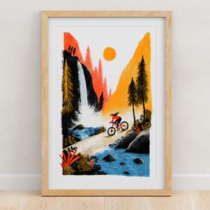 Pu&ograve; includere: Una stampa artistica incorniciata che presenta un'illustrazione stilizzata di un ciclista su una mountain bike lungo un sentiero vicino a una cascata. La scena include montagne arancioni e gialle, alberi sempreverdi scuri e un fiume blu.