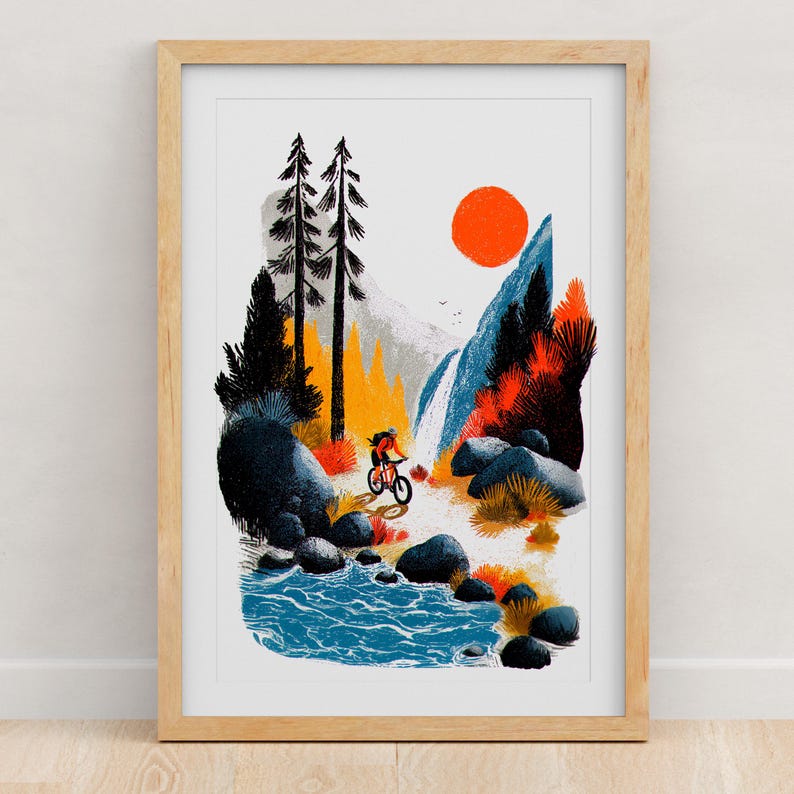 Pu&ograve; includere: Una stampa artistica incorniciata che presenta un'illustrazione stilizzata di una persona in mountain bike lungo la riva di un fiume. La scena include alti pini, una cascata, grandi rocce scure e un sole arancione brillante su sfondo bianco.