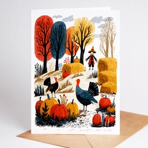 K&ouml;nnte beinhalten: Herbstliche Gru&szlig;karte mit einer farbenfrohen Illustration einer Ernteszene. Das Bild zeigt K&uuml;rbisse, Truth&auml;hne, Heuballen und B&auml;ume in Rot-, Orange- und Gelbt&ouml;nen. Im Hintergrund ist eine Vogelscheuche zu sehen.